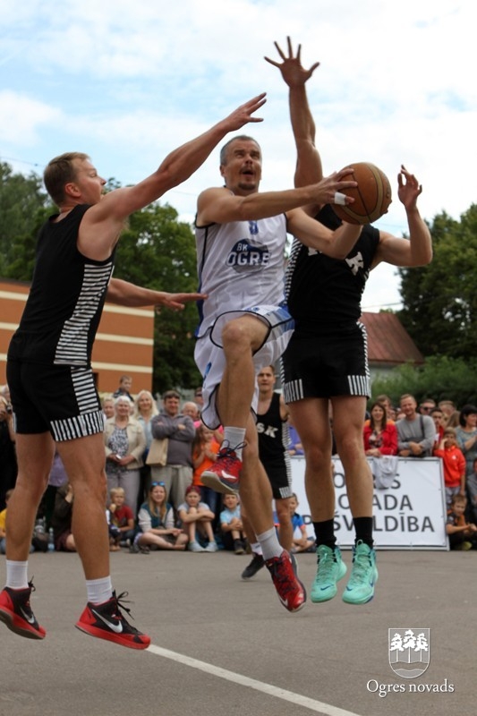 Basketbola spēle "Prezidents pret prezidentu" Ogres pilsētas svētkos
