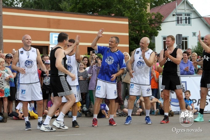 Basketbola spēle "Prezidents pret prezidentu" Ogres pilsētas svētkos