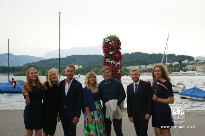 Ogres 1.vidusskolas skolēnu mācību uzņēmuma Rainy Art vadītāja iegūst balvu Šveicē