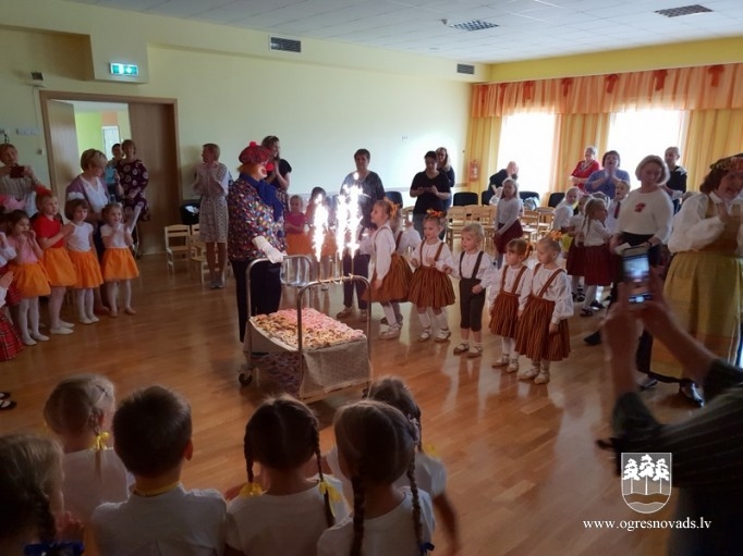 Bērni sadziedas pirmsskolas izglītības iestādē “Riekstiņš”