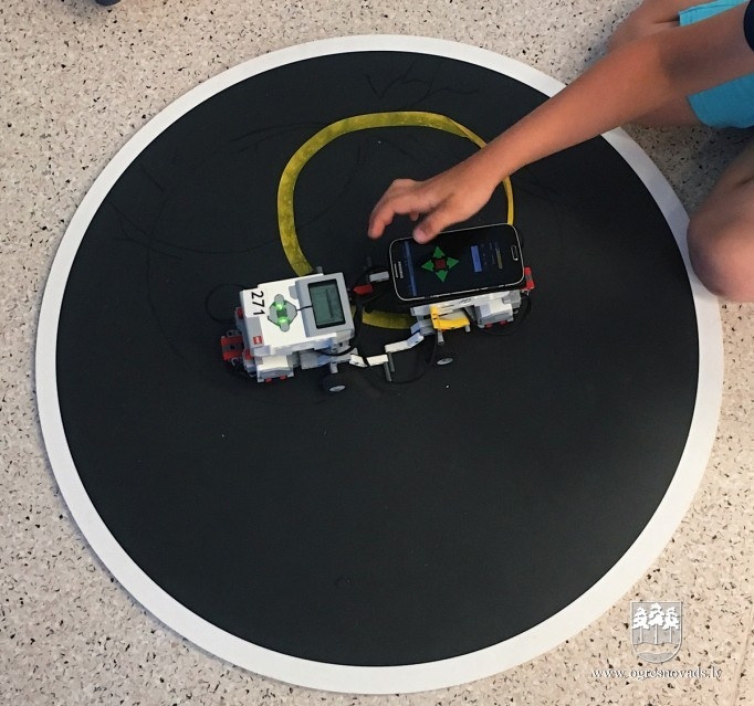 Ogres novada bērni konstruē LEGO robotus