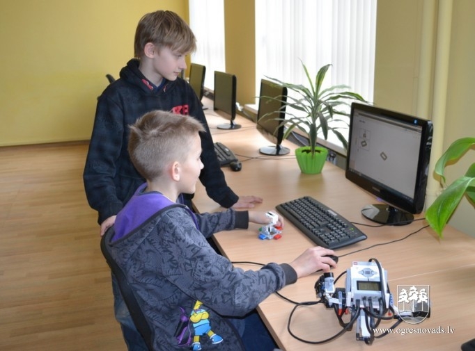 Uzņēmējs iepazīstas ar robotiku skolā