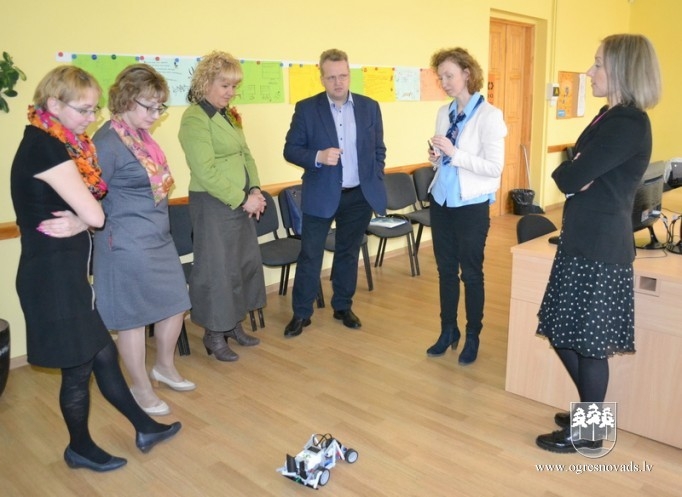 Uzņēmējs iepazīstas ar robotiku skolā