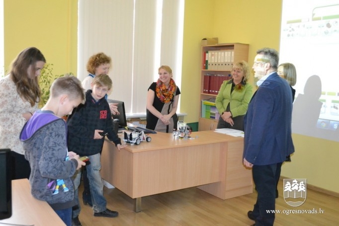 Uzņēmējs iepazīstas ar robotiku skolā