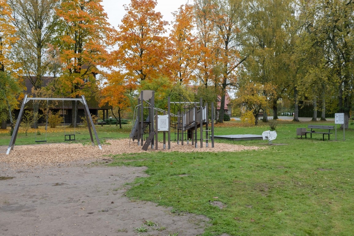 Rotaļu laukuma komplekss, slidkalniņš, šūpoles Lēdmanē 10.2024.