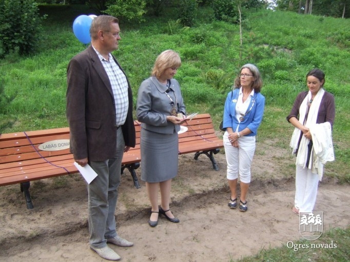 Rotari klubs Lazdukalna parkā uzstāda Labo darbu soliņus