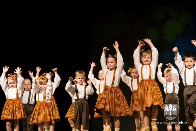 Bērnu deju kolektīvi priecē koncertā Madlienas Kultūras namā