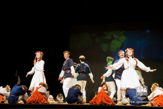 Bērnu deju kolektīvi priecē koncertā Madlienas Kultūras namā