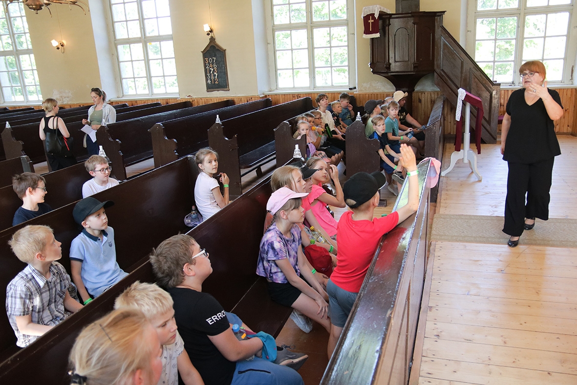 Bērni dzied baznīcā pasākumā Sadziedāsim Suntažos! 24.05.2024.