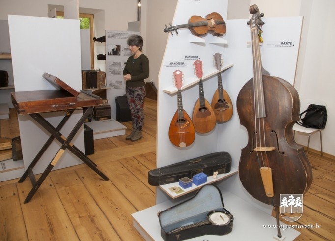 Krapē likti pamati tautas mūzikas instrumentu muzejam