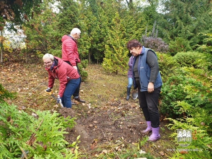 Pašvaldības darbinieki piedalās labiekārtošanas darbos Špakovska parkā