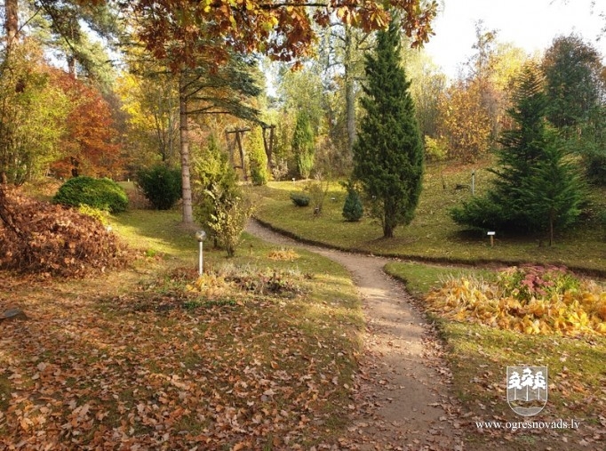 Pašvaldības darbinieki piedalās labiekārtošanas darbos Špakovska parkā