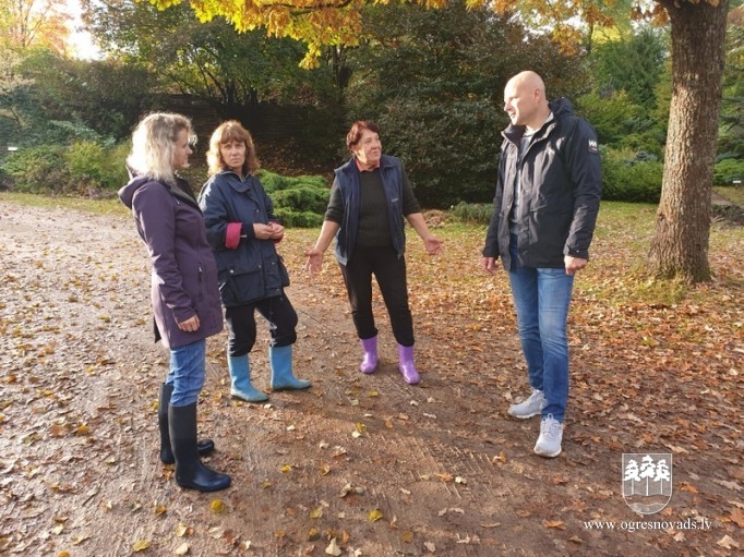 Pašvaldības darbinieki piedalās labiekārtošanas darbos Špakovska parkā