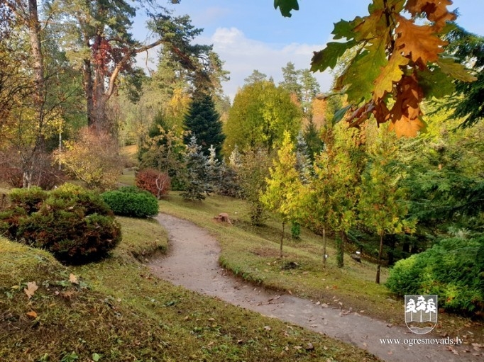 Pašvaldības darbinieki piedalās labiekārtošanas darbos Špakovska parkā