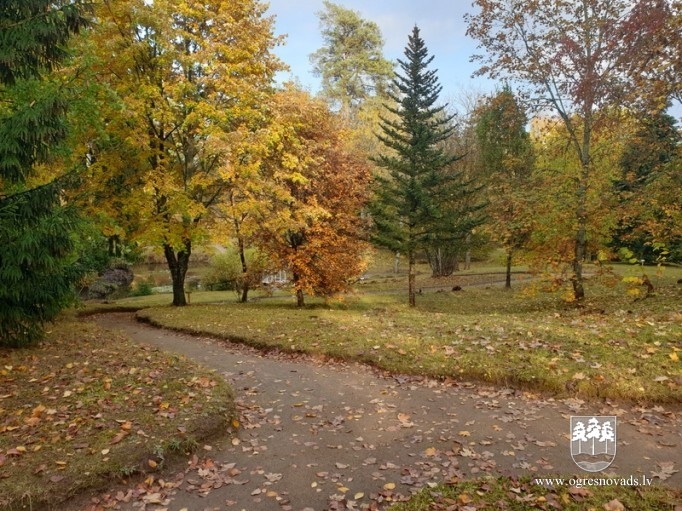 Pašvaldības darbinieki piedalās labiekārtošanas darbos Špakovska parkā