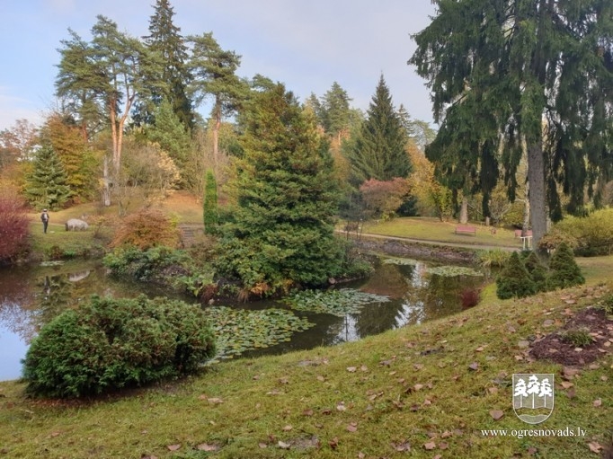 Pašvaldības darbinieki piedalās labiekārtošanas darbos Špakovska parkā