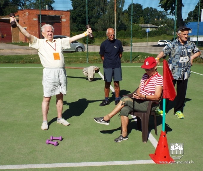 Aizvadīti Ogres pensionāru biedrības sporta svētki