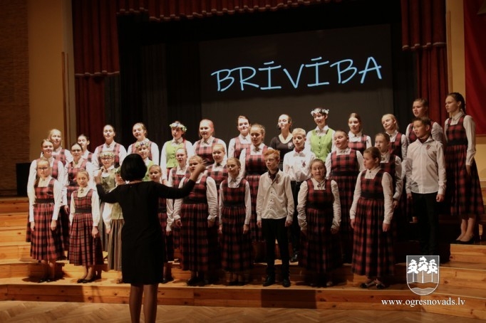 Suntažu vidusskolā sagaida Latvijas valsts dzimšanas dienu