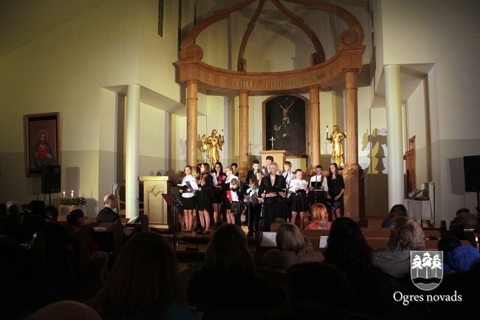 Suntažu skolēni uzstājas Ziemassvētku koncertos „No sirds uz sirdi”