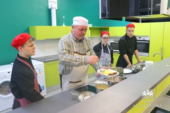 Suntažu skolā jaunieši apgūst pavārmākslu