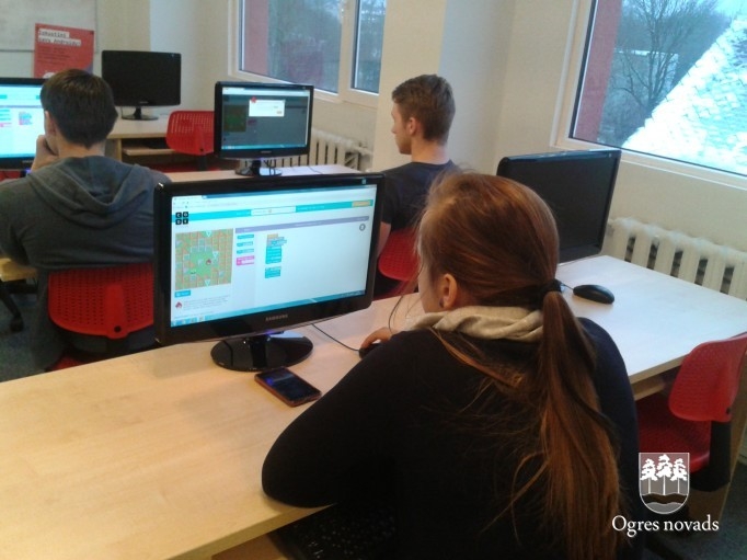 Programmēšanas stunda nedēļas garumā: „Hour of Code” Suntažu vidusskolā