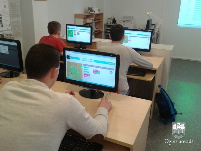 Programmēšanas stunda nedēļas garumā: „Hour of Code” Suntažu vidusskolā