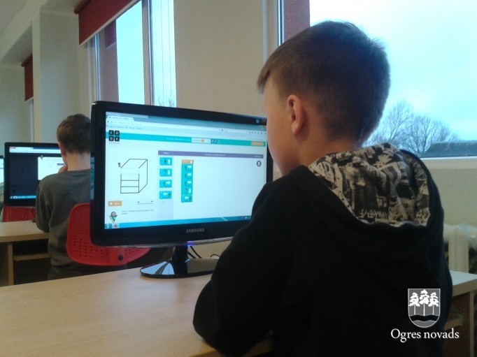 Programmēšanas stunda nedēļas garumā: „Hour of Code” Suntažu vidusskolā