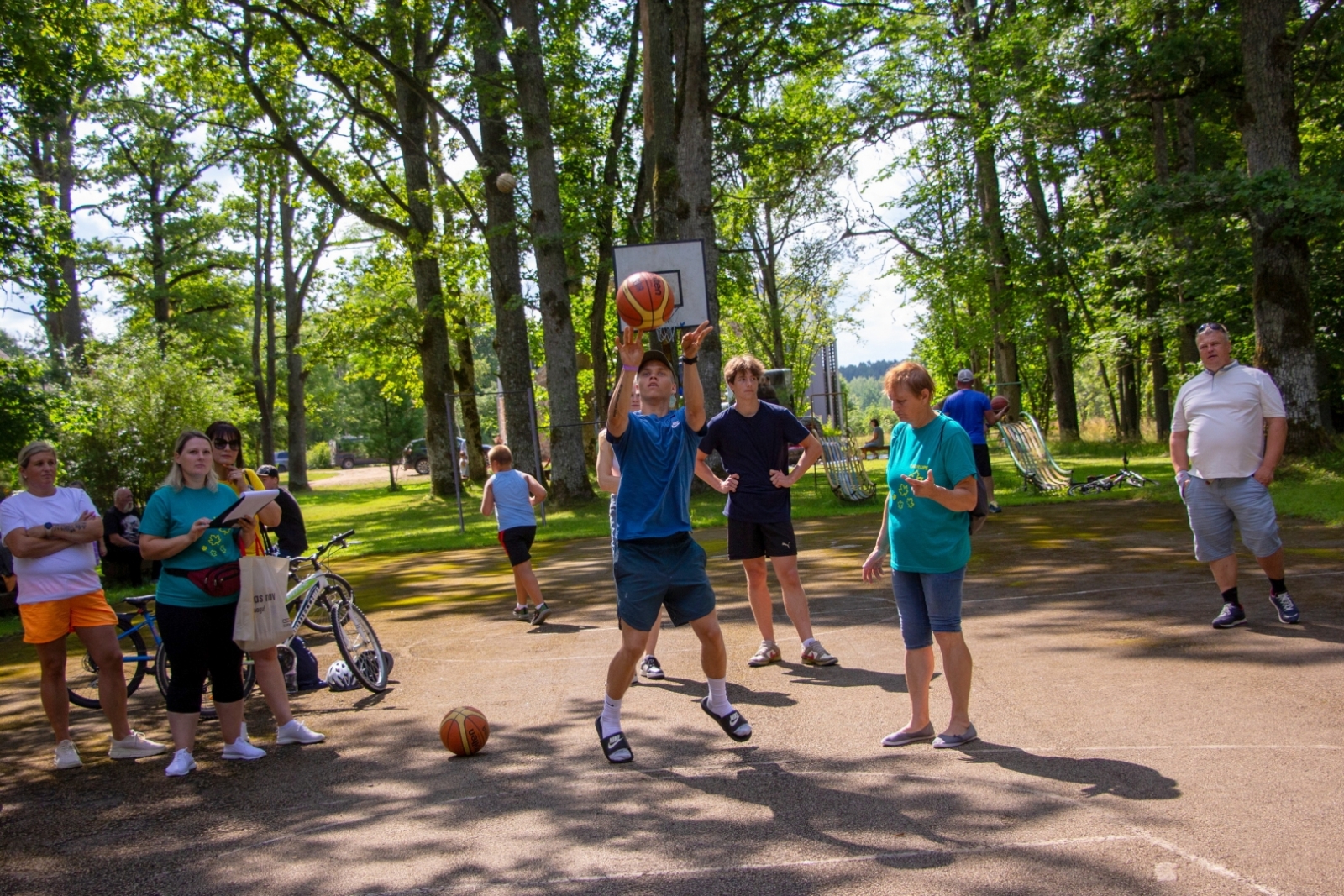 Jaunieši met basketbola bumbu Taurupes pagasta svētkos 07.2024.