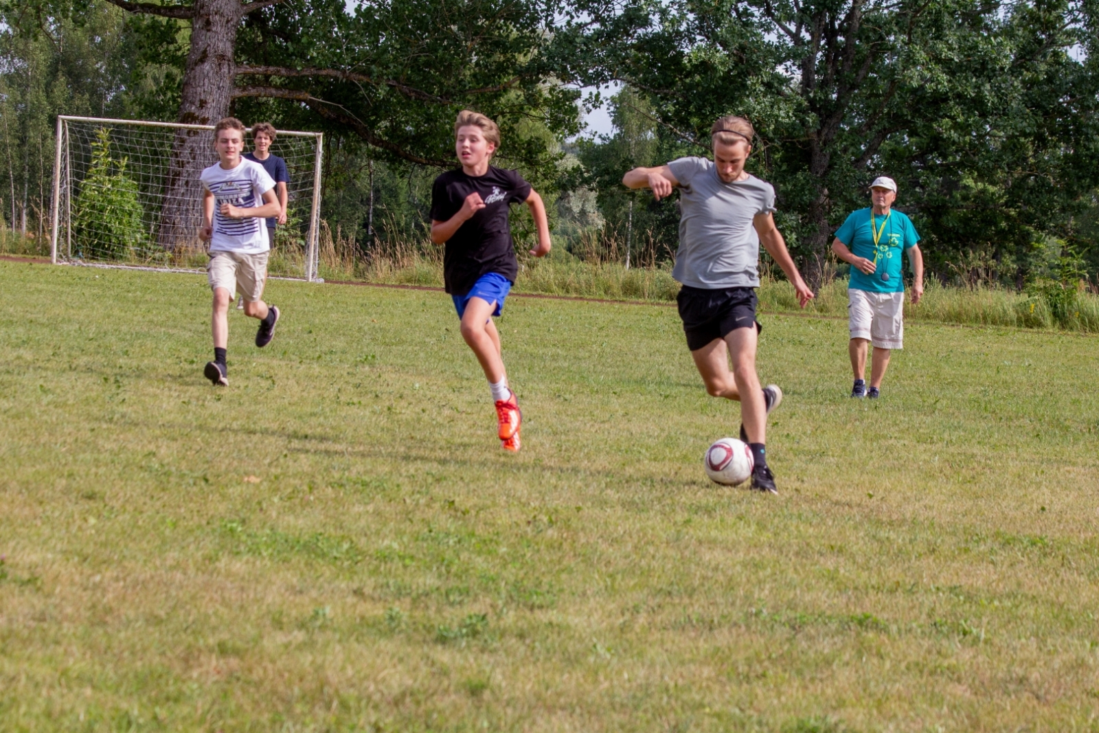 Jaunieši spēlē futbolu Taurupes pagasta svētkos 07.2024.