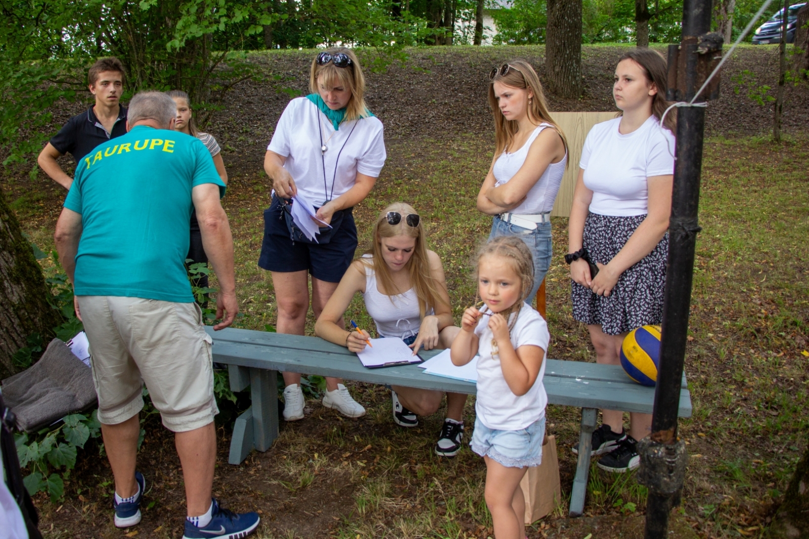 Maz ameitene priekšā, aizmugurē jaunietes balta kreklā Taurupes pagasta svētkos 07.2024.