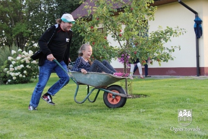 Tēvu diena godam nosvinēta Ogres sākumskola