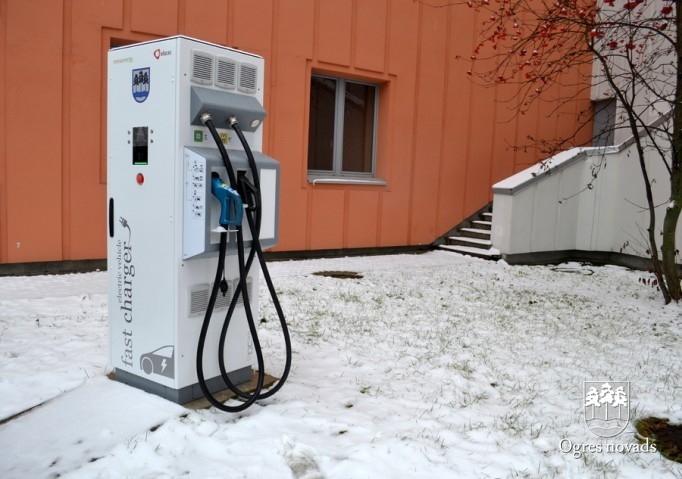 Ogrē uzstādīta Latvijā pirmā elektromobiļu ātrās uzlādes stacija