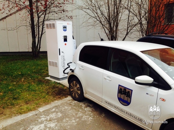 Ogrē uzstādīta Latvijā pirmā elektromobiļu ātrās uzlādes stacija