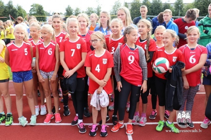 Volejbolisti no visas Latvijas tiekas Ogres stadionā
