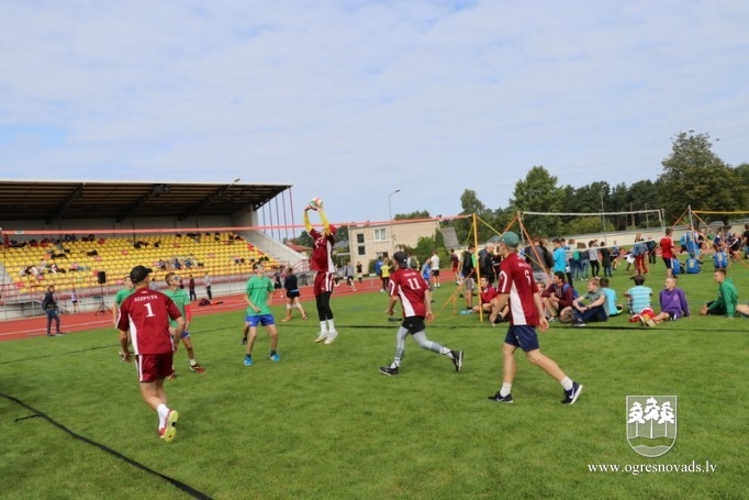 Volejbolisti no visas Latvijas tiekas Ogres stadionā