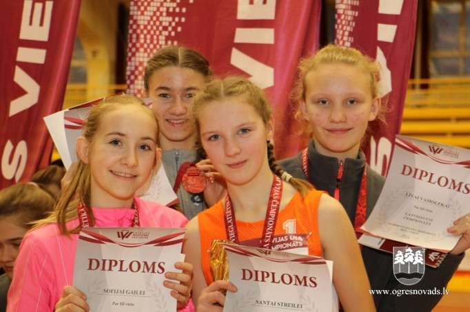 Ogres NSC jaunajiem vieglatlētiem trīs medaļas Latvijas čempionātā