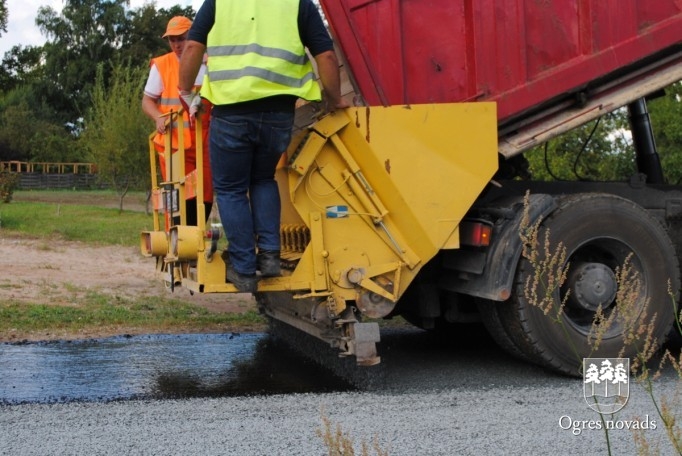 Uzsākta ceļa segumu posmu atjaunošana Ciemupē un Ogresgalā