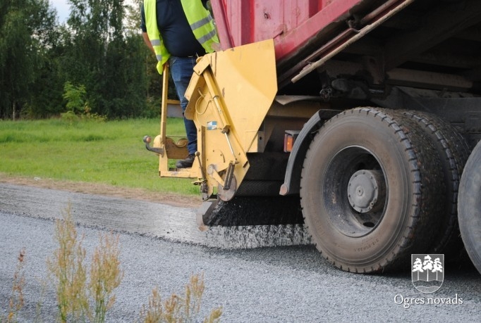 Uzsākta ceļa segumu posmu atjaunošana Ciemupē un Ogresgalā