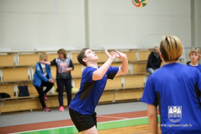Ogres un Lielvārdes novada skolēni sacenšas volejbolā