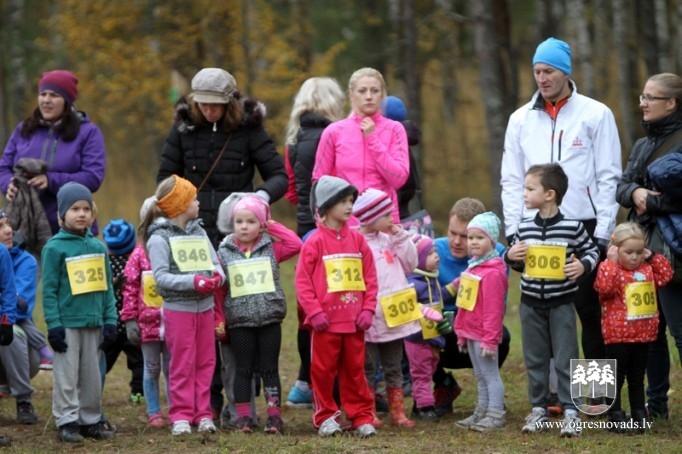 Vairāk nekā 200 skrējēju piedalās "Zilo kalnu rudens krosā 2015"