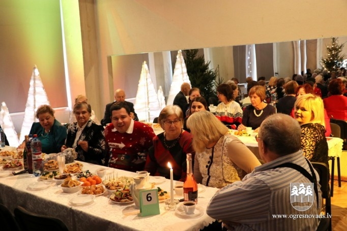 Pensionāri un invalīdi tiekas svētku ballē