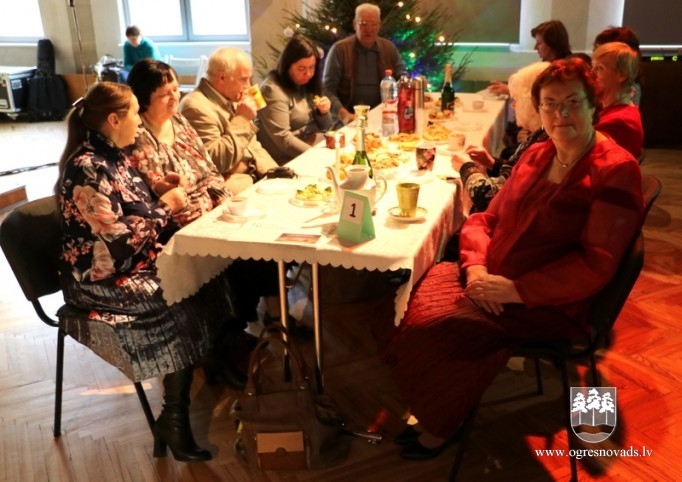 Pensionāri un invalīdi tiekas svētku ballē