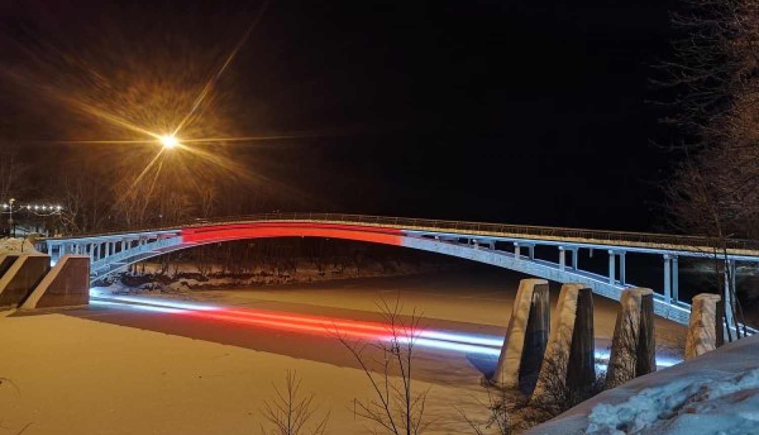 Gājēju tilts iemirdzas Baltkrievijas karoga krāsās