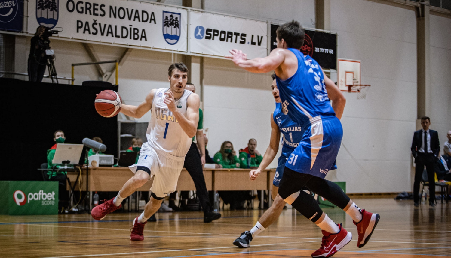 BK “Ogre” pārliecinoši uzvar Latvijas Universitātes basketbolistus