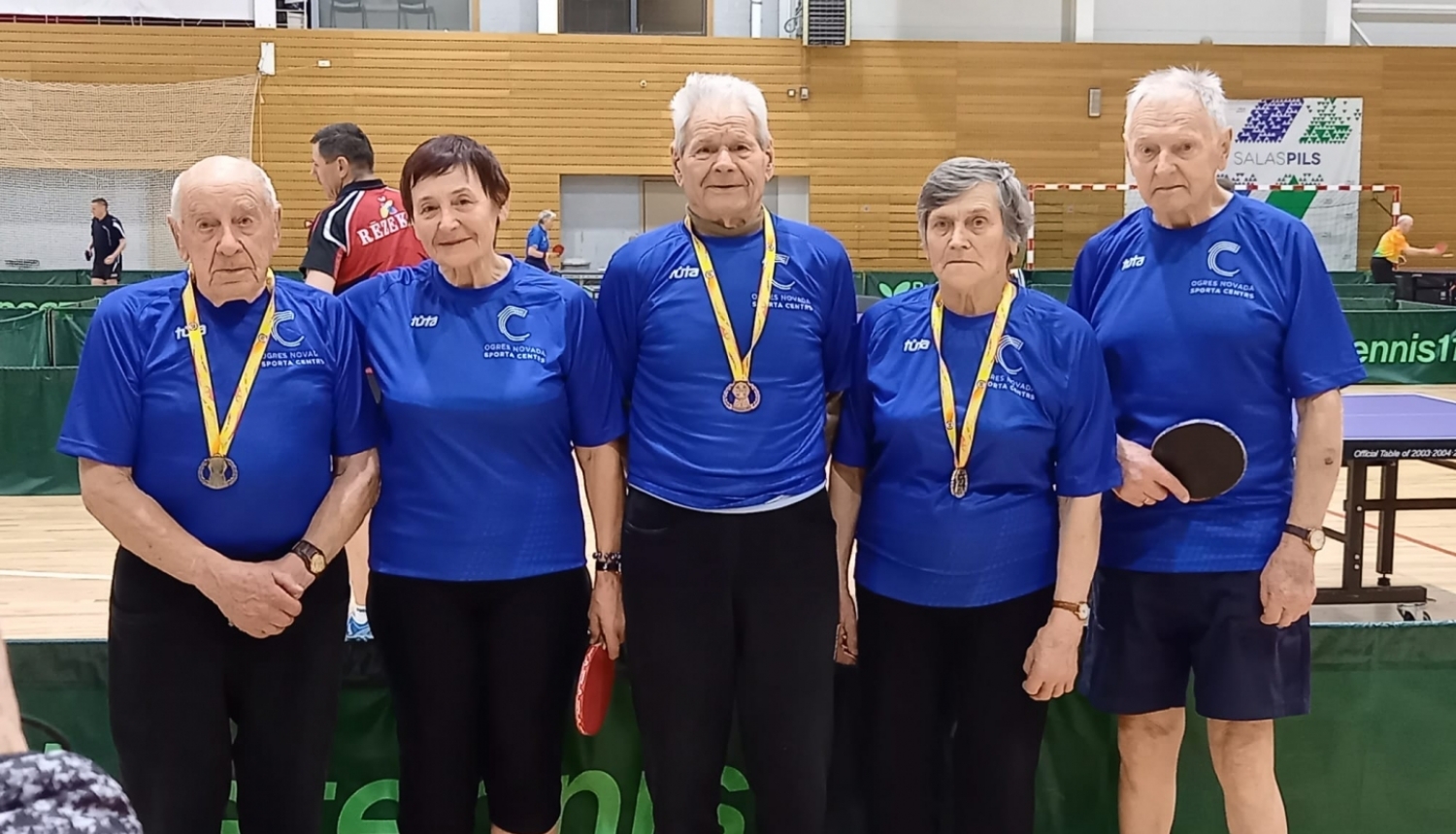 Sportisti, kas Latvijas Sporta Veterānu Savienības 60. sporta spēlēs galda tenisā pārstāvēja Ogres novadu.