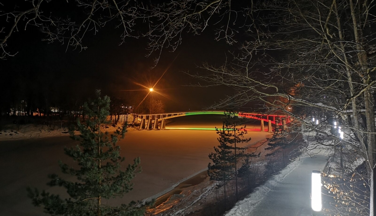 Loka tilts Ogrē Lietuvas karoga krāsās
