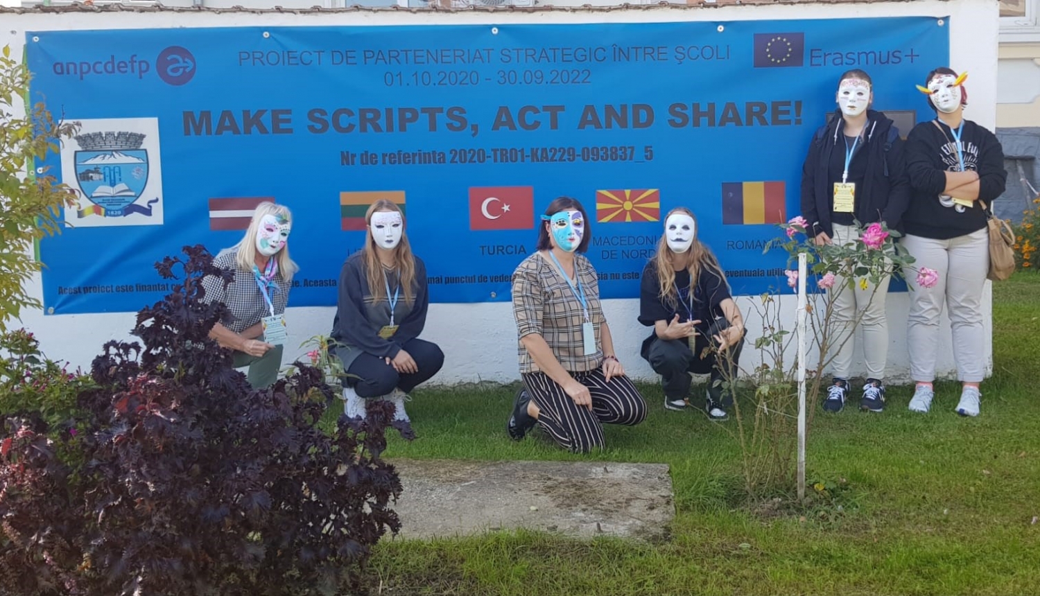Ogres Valsts ģimnāzijas skolēni un skolotāji  Erasmus + projektā Rumānijā
