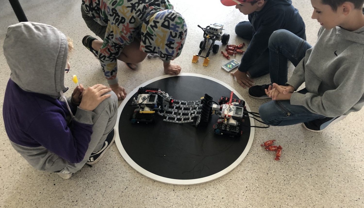 Ogres novada bērni konstruē LEGO robotus