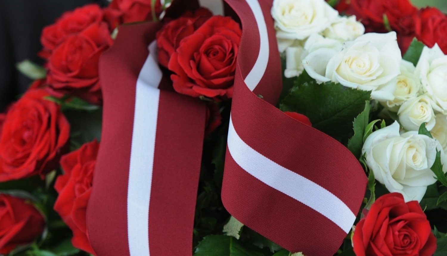 Ziedi un Latvijas karogs