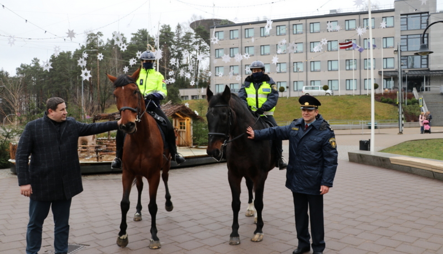 Ogres ielās – policijas zirgu patruļa